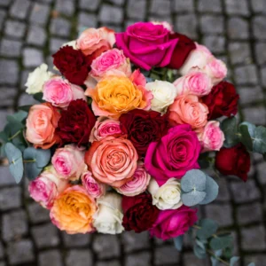Bouquet rond de roses unies ou mélangés